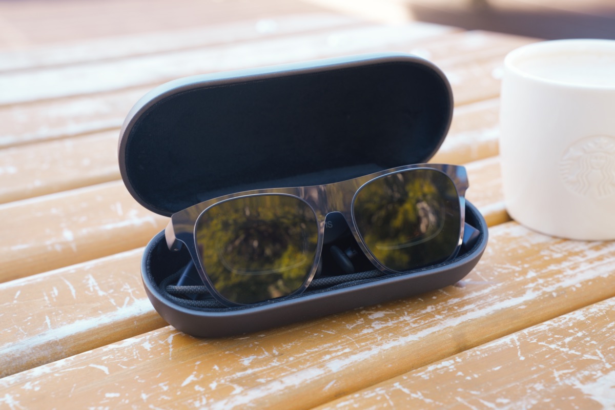 ケースに本体とケーブルを収納した様子