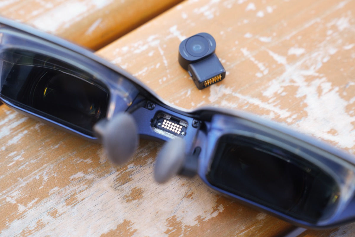 XREAL Eye接続用のスロットがあるフレーム中心部