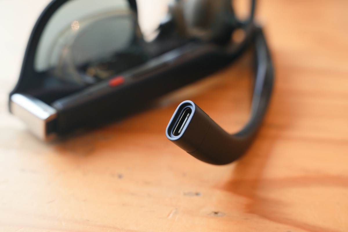 テンプル先端のUSB-Cポート