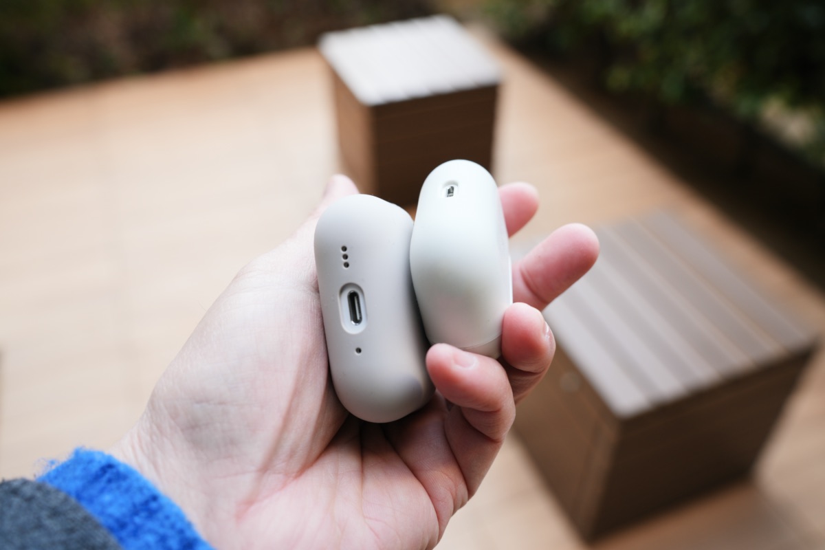 それぞれ専用ケースに入ったAirPods Pro 3と初代AirPods Pro（A2190）