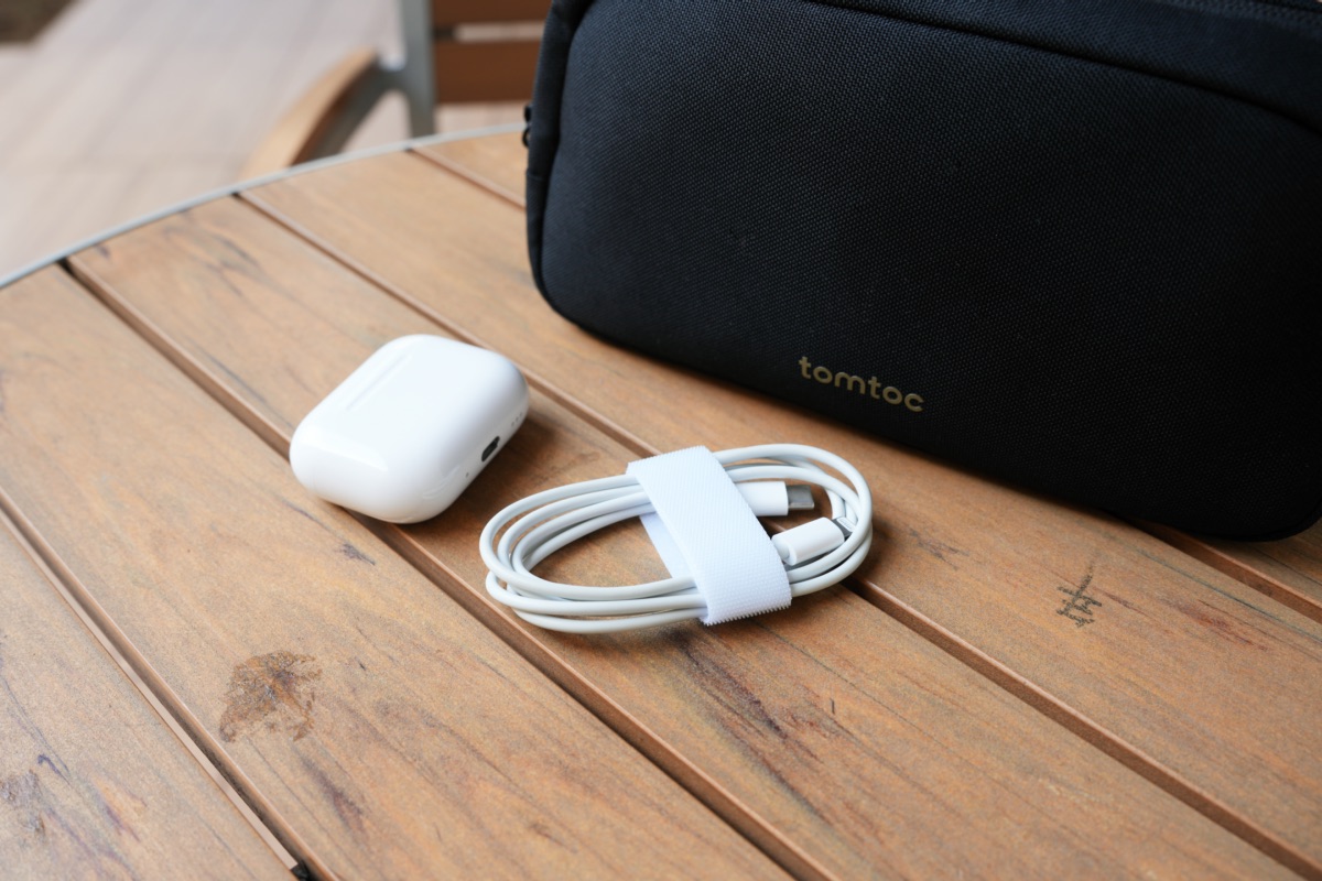 AirPods Pro 3とLightningケーブル