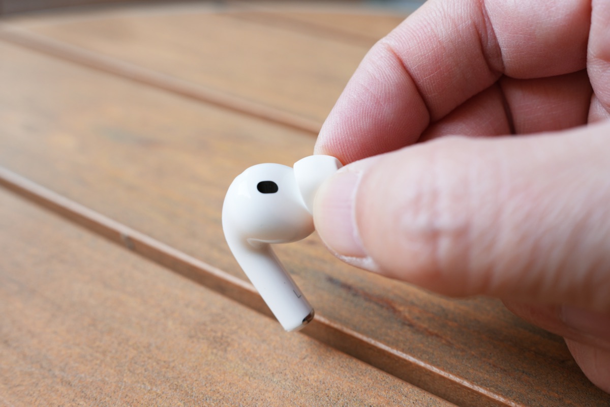 AirPods Pro 3のイヤーチップを摘む様子