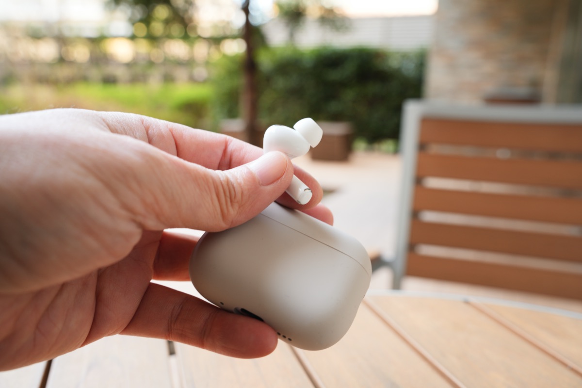 手に持ったAirPods Pro 3