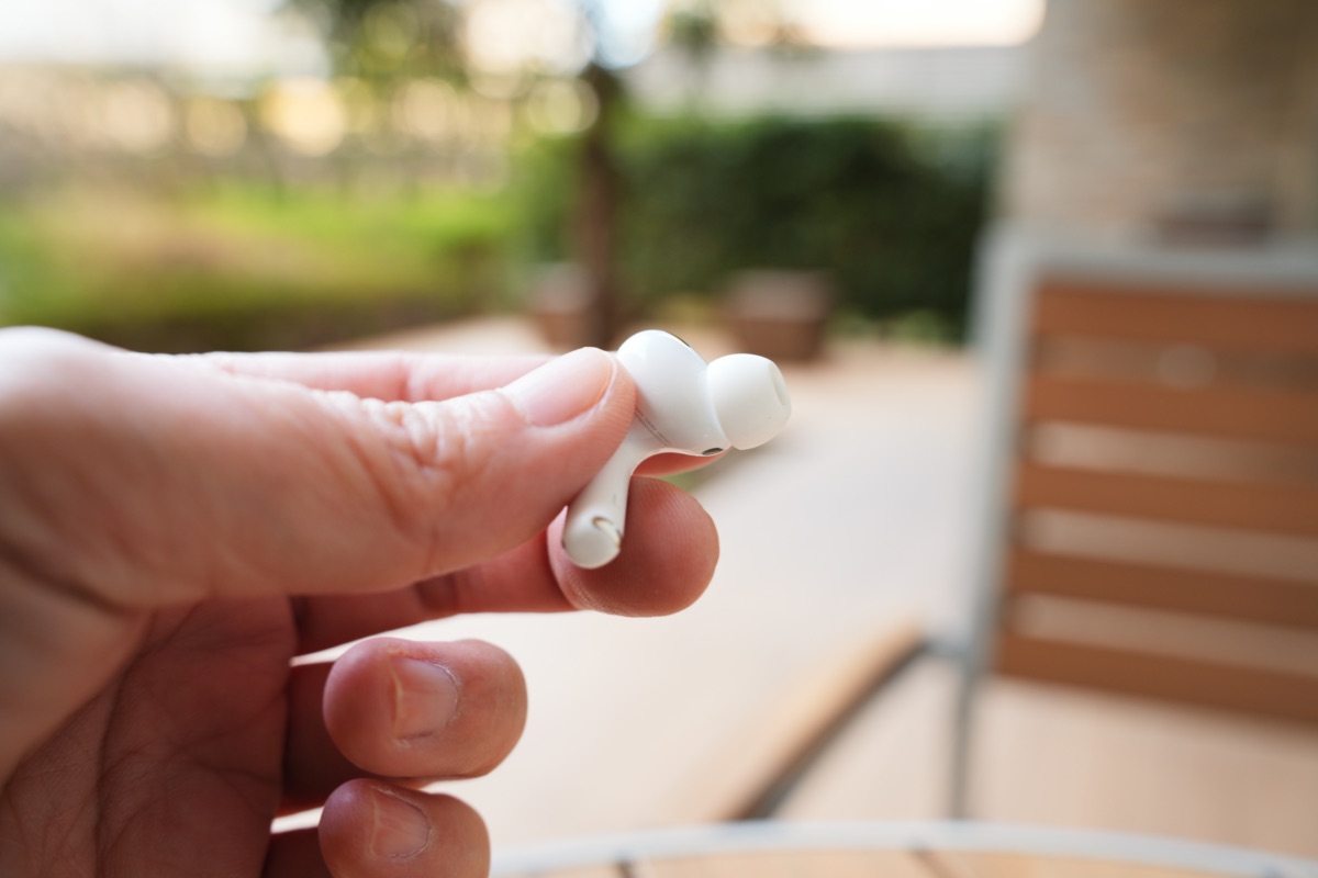 指で摘んだAirPods Pro 3
