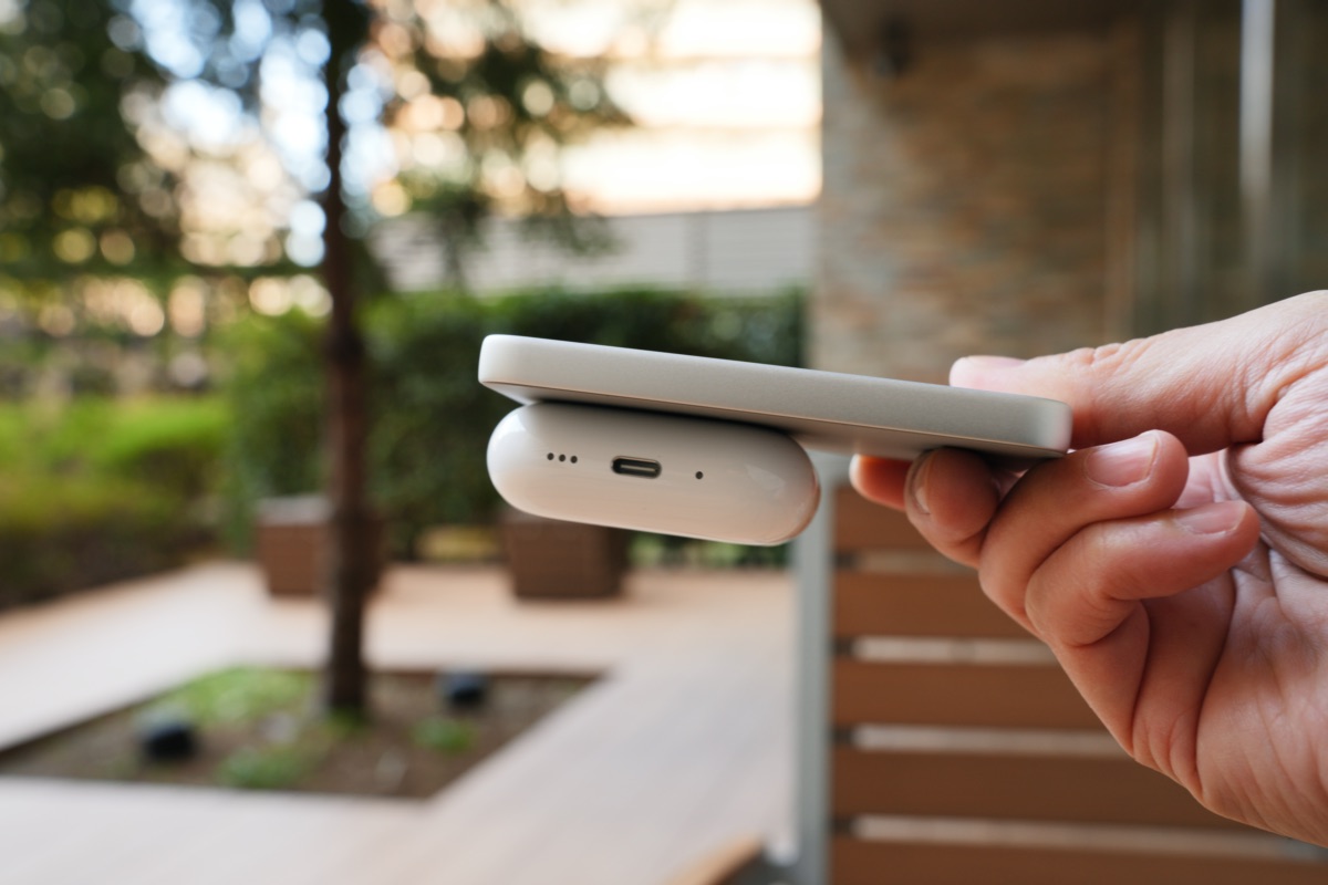 MagSafe対応モバイルバッテリーに磁気吸着するAirPods Pro 3