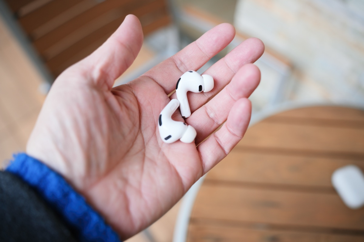 手のひらに乗せたAirPods Pro 3