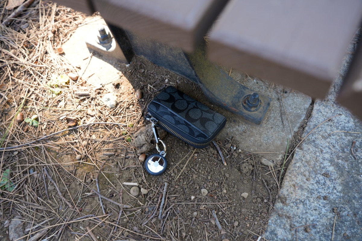 ベンチの下に落としたAir Tag(第2世代)付きの財布