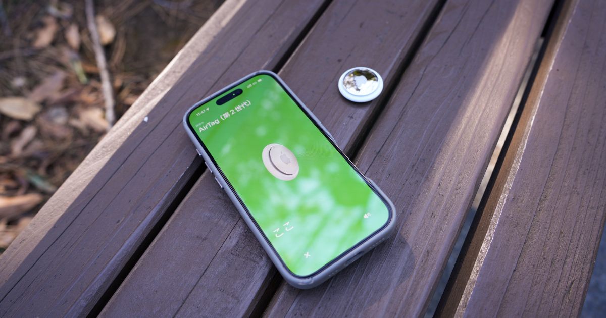 「正確な場所を見つける」機能が表示されたiPhoneとAirTag(第2世代)