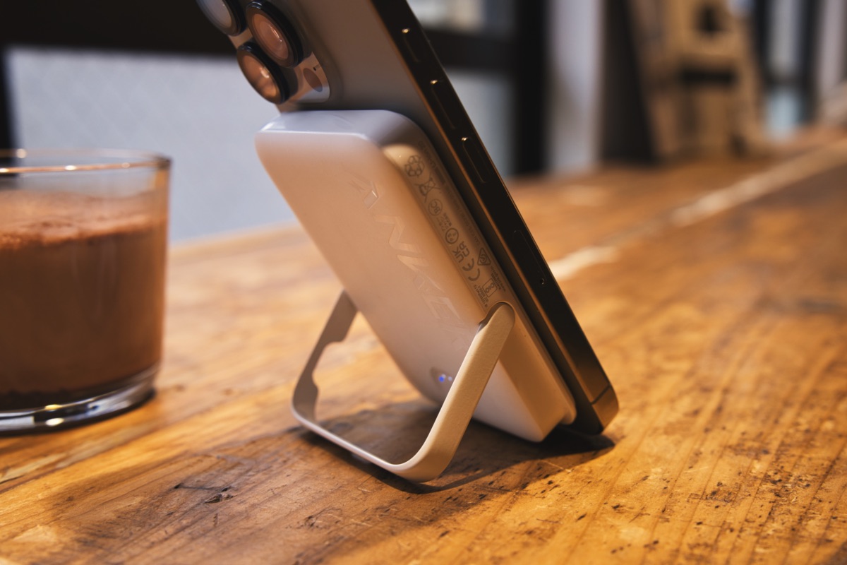 スタンド付きMagSafeモバイルバッテリーの使用例
