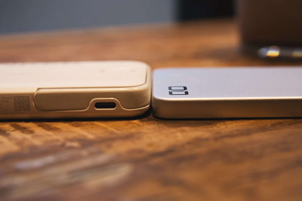 SMARTCOBY SLIM IIとAnker MagGo Power Bankの厚み比較