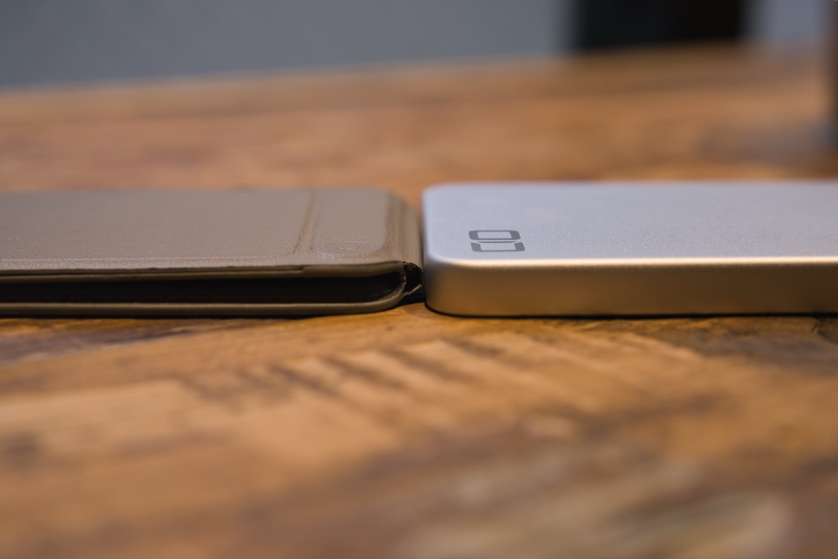 SMARTCOBY SLIM IIとMOFT 8-in-1多機能スタンドの厚み比較