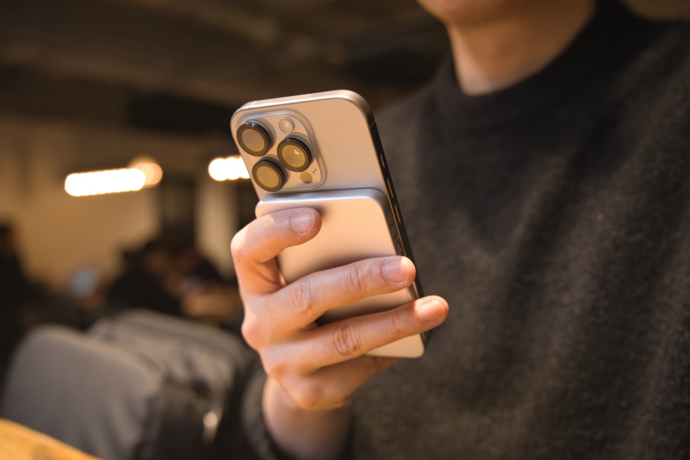 CIO SMARTCOBY SLIM II を装着したiPhoneを操作する筆者