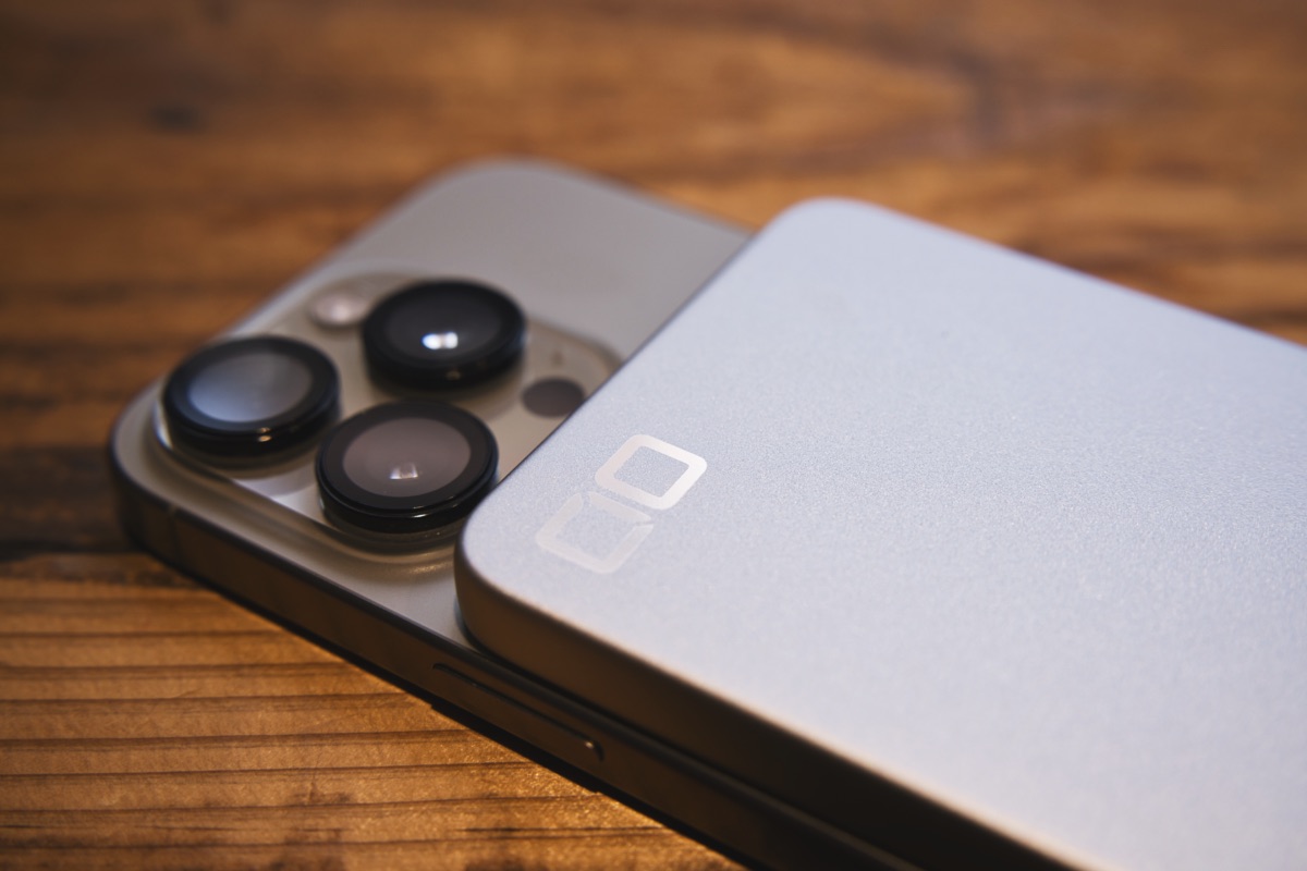 iPhoneに装着したSMARTCOBY SLIM II カメラ非干渉の様子