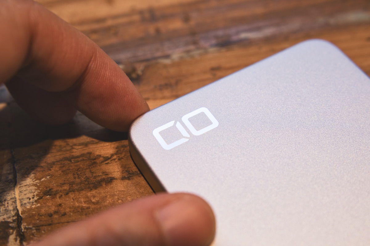 CIO SMARTCOBY SLIM II アルミニウム筐体の質感とロゴ