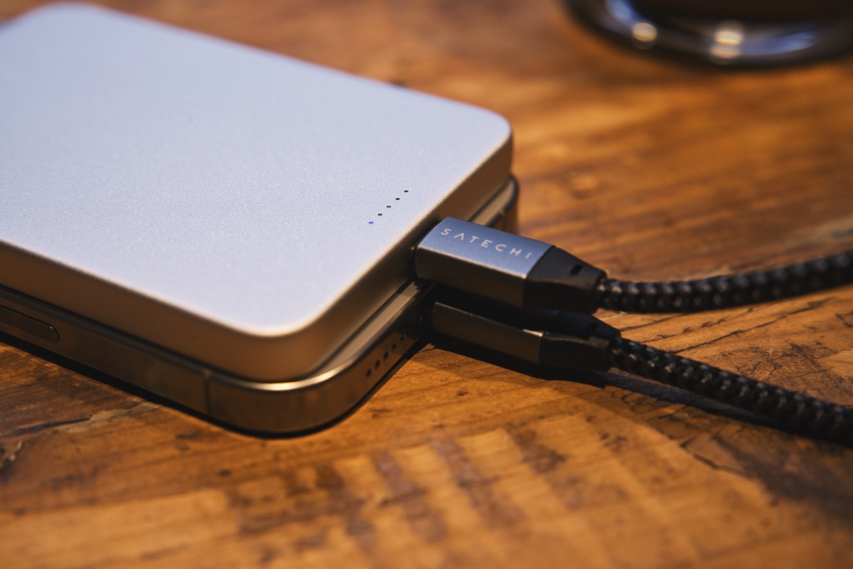 iPhoneへの有線充電の様子