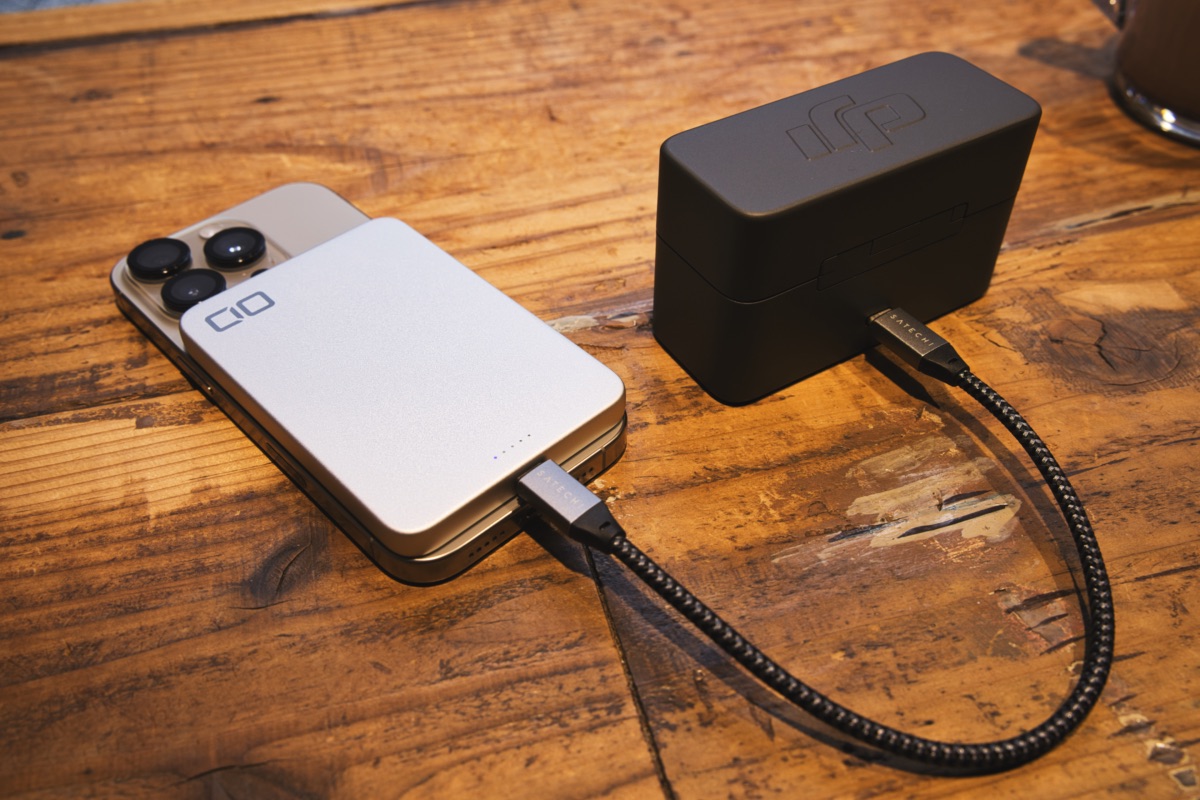 SMARTCOBY SLIM II ワイヤレスと有線の同時充電の様子