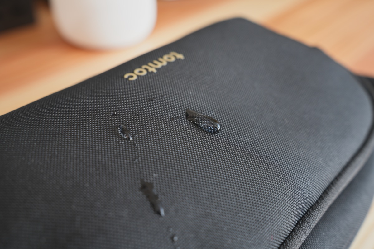 表面の撥水加工により水滴を弾くtomtoc ガジェットポーチ