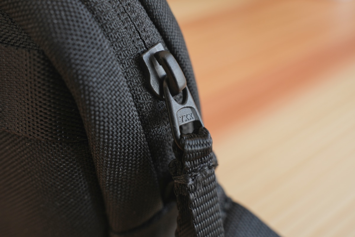 信頼性の高いYKK製ファスナーを採用した開口部のアップ