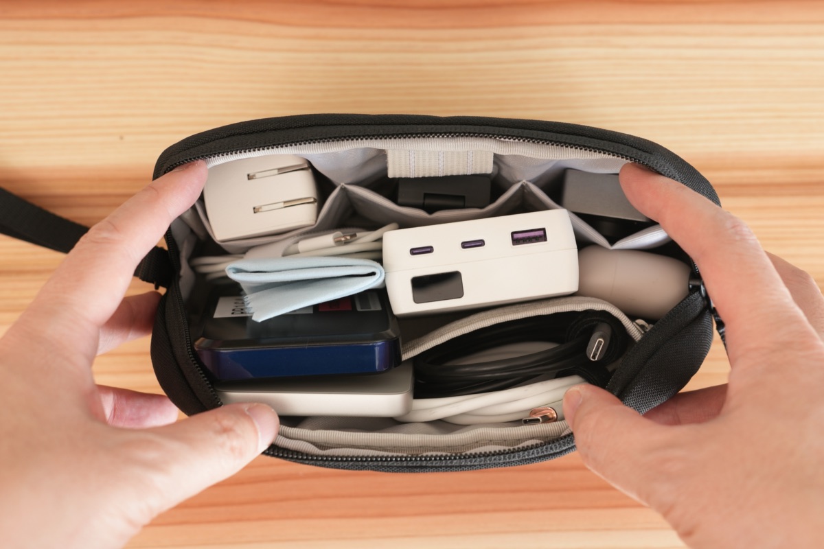 すべてのガジェットを収納したtomtoc ガジェットポーチ S