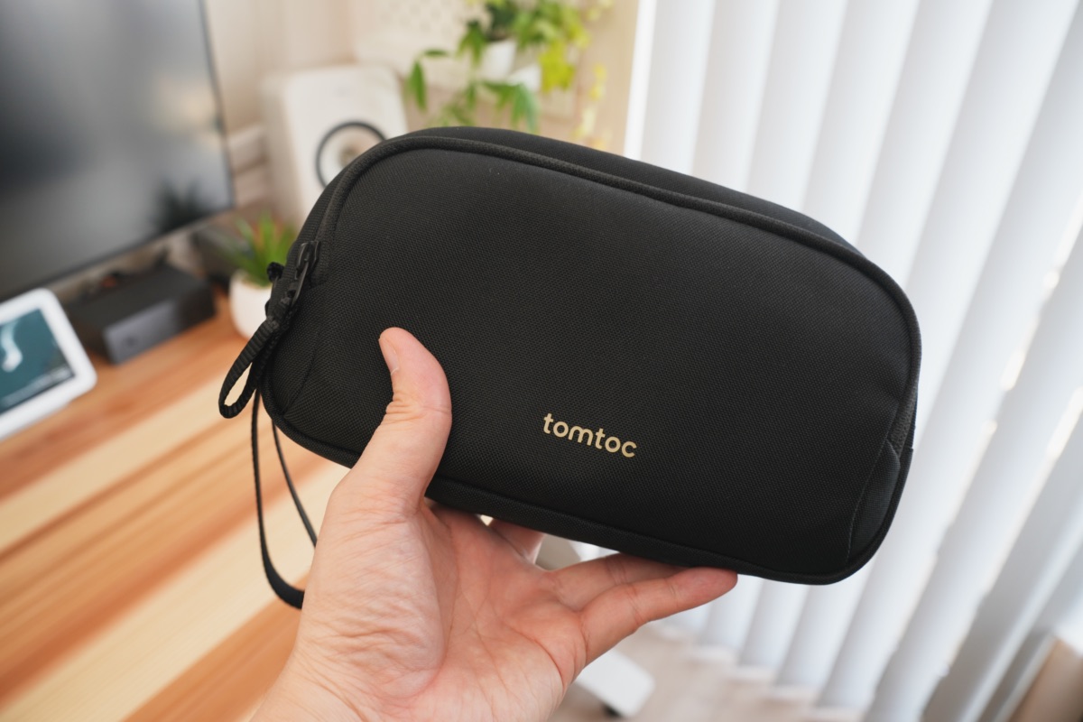 手に持ったtomtoc ガジェットポーチ M