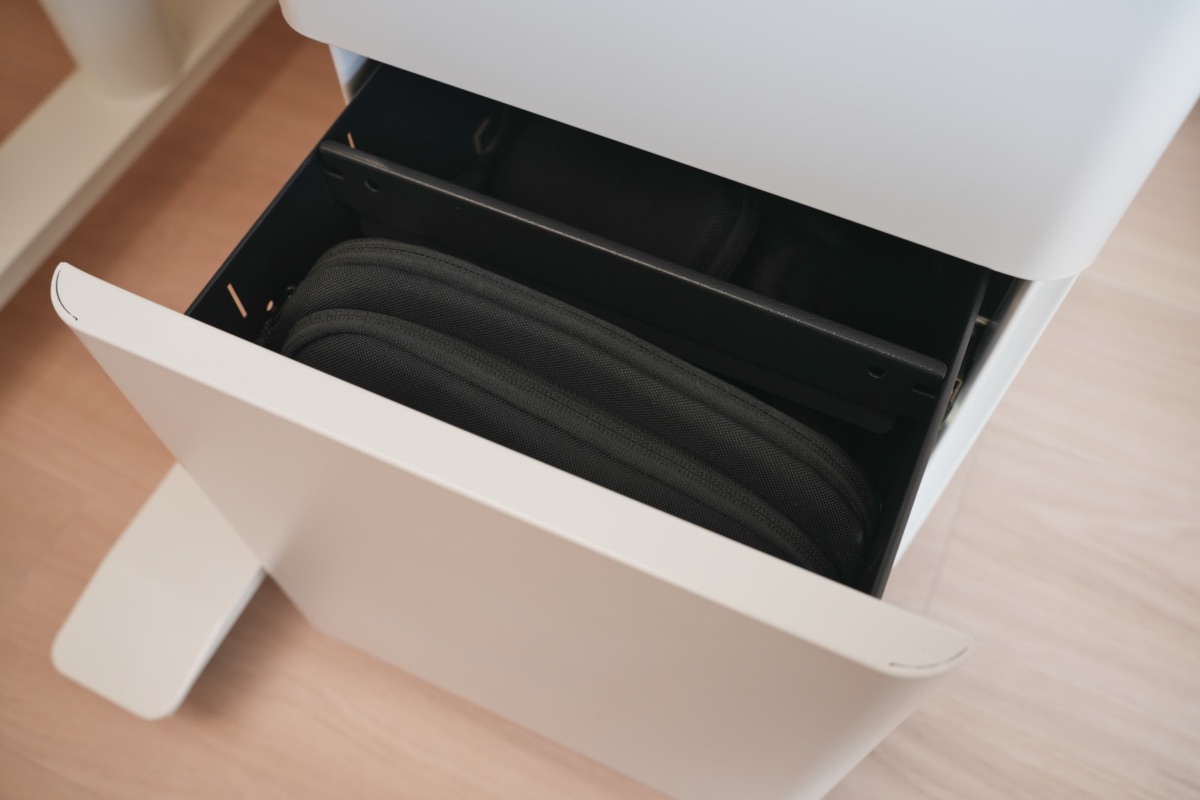 デスクの引き出しに収納したtomtoc ガジェットポーチ M