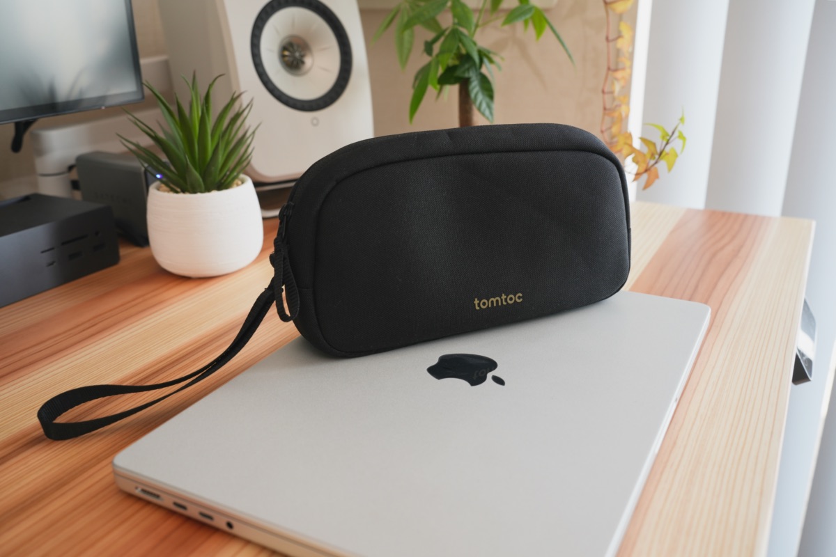 MacBook Pro とtomtoc ガジェットポーチ S