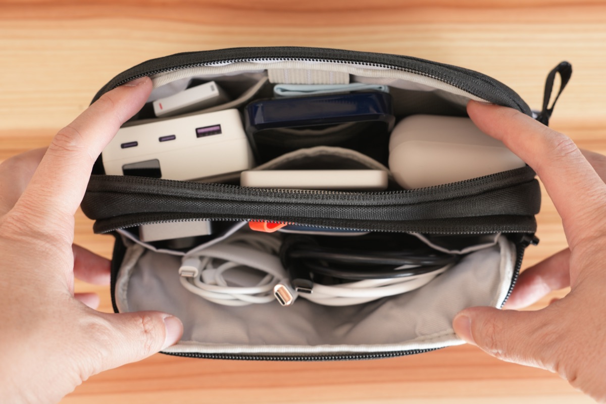 tomtoc ガジェットポーチ Mに収納した様々なガジェット