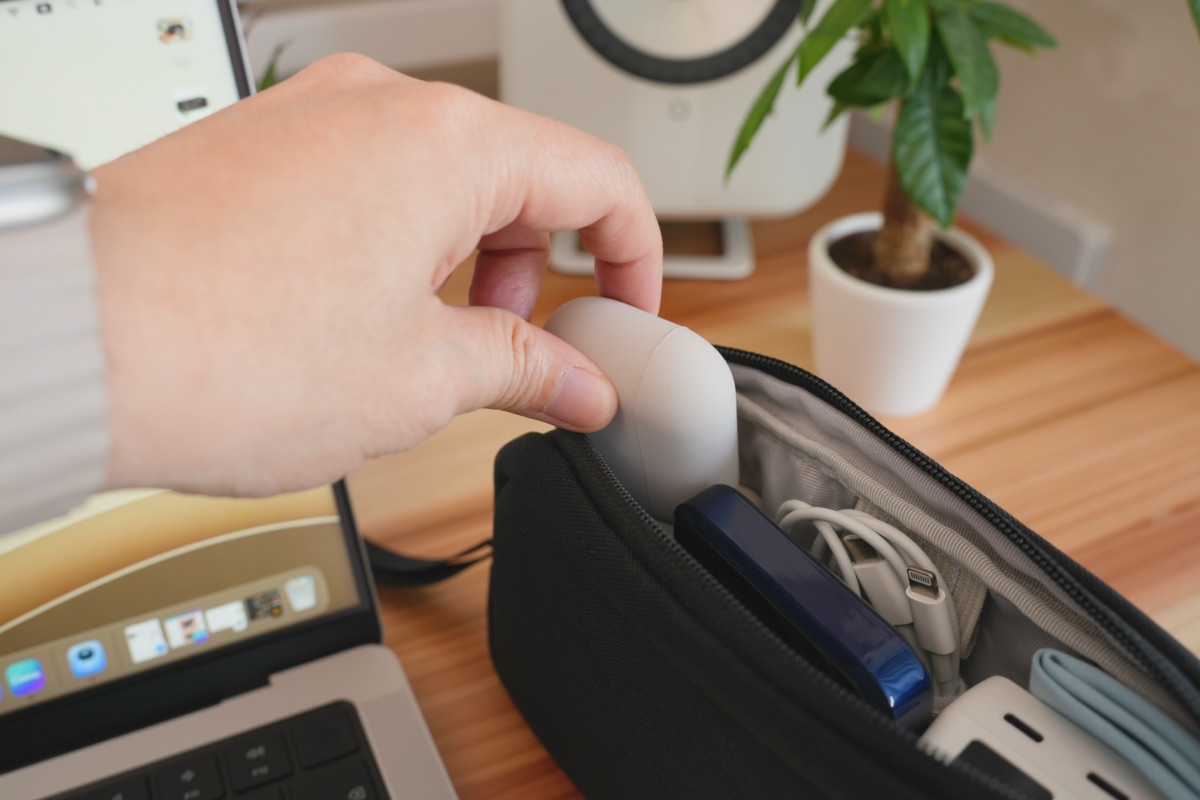 tomtoc ガジェットポーチ S から、AirPods Proを取り出す筆者