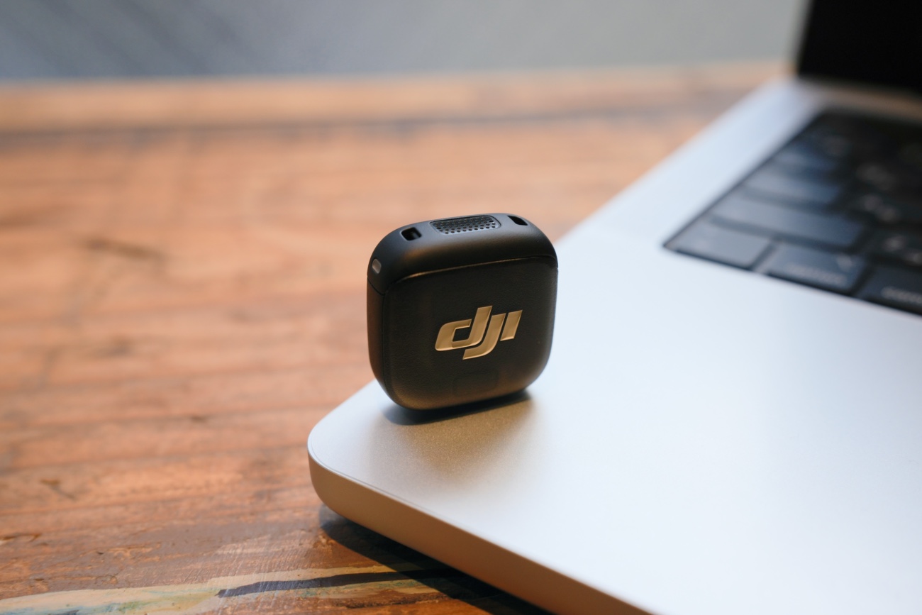 MacBookのパームレストに乗ったDJI Mic 3