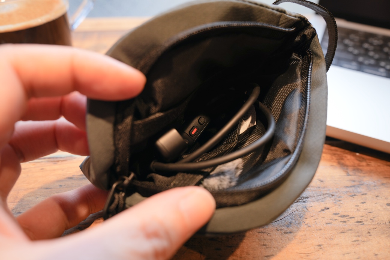 DJI Mic 3の付属品すべてがキャリーポーチにしっかり収まる様子