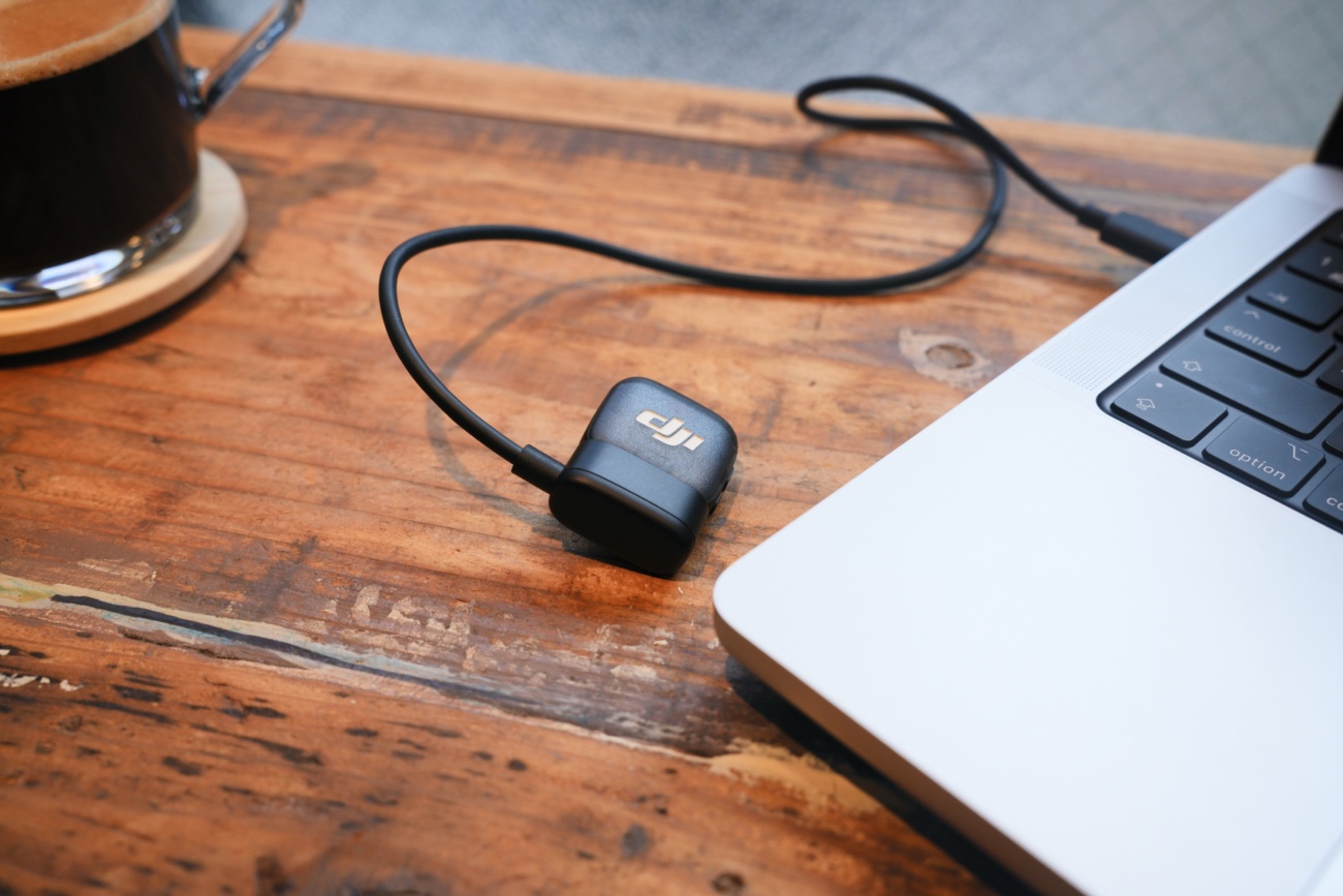 MacBookと専用マグネットケーブルで接続したDJI Mic 3