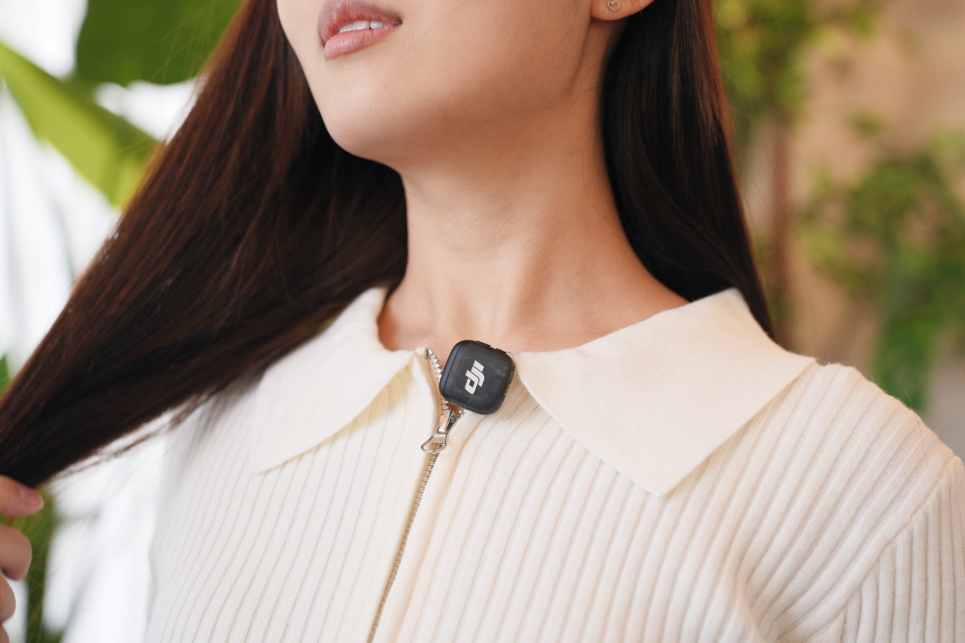 マグネティッククリップで襟元に装着したDJI Mic 3