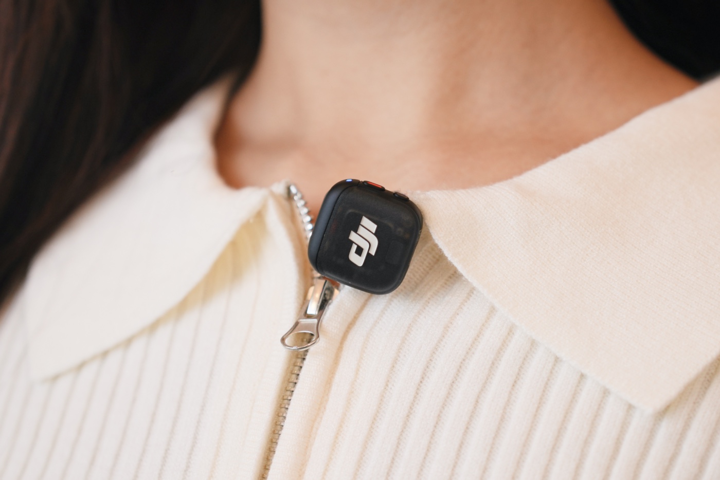 襟元に装着したDJI Mic 3