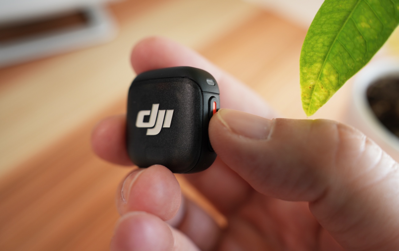 DJI Mic 3の電源ボタンを押す様子