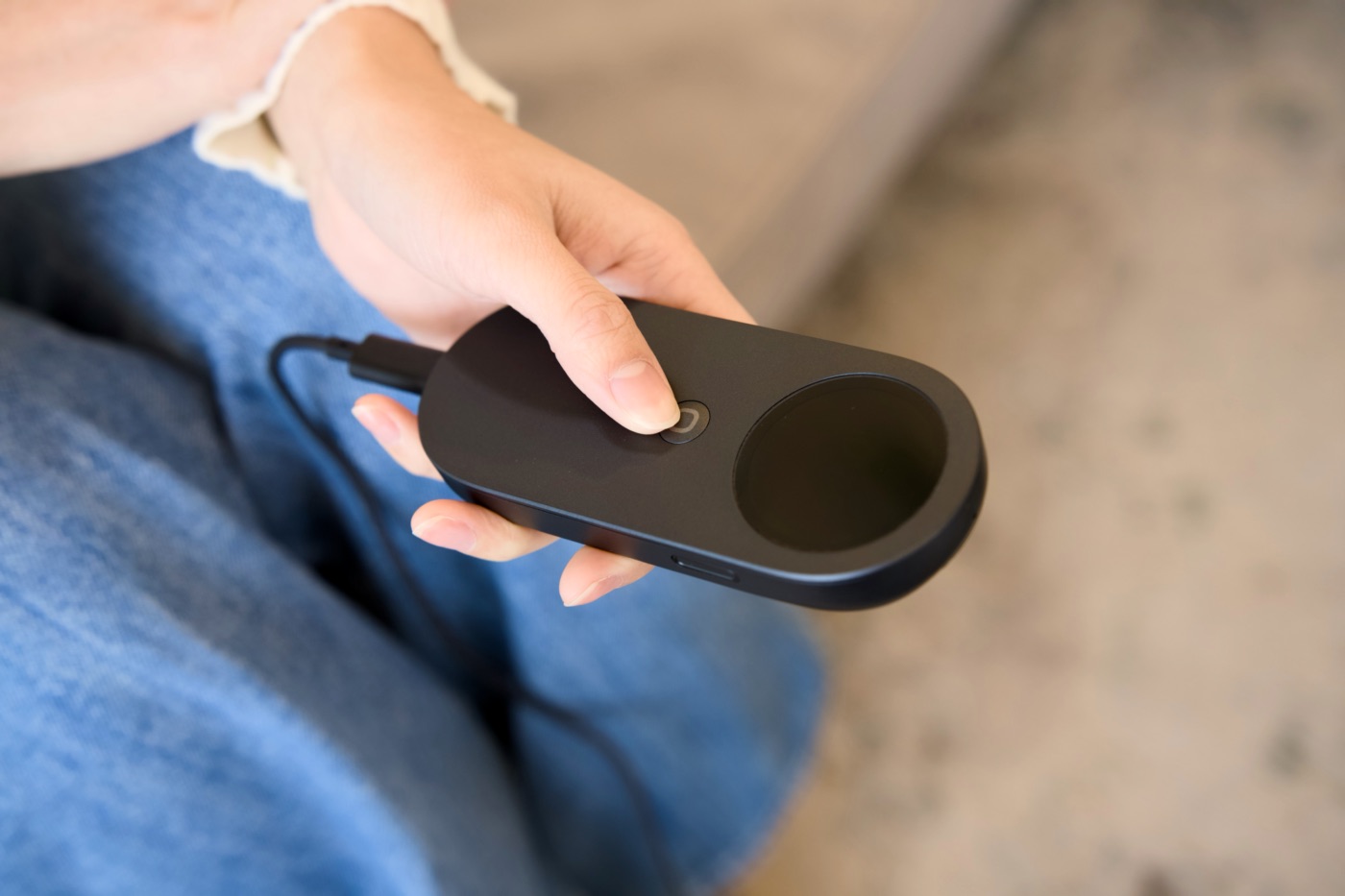 INAIR Podを握り、操作する様子