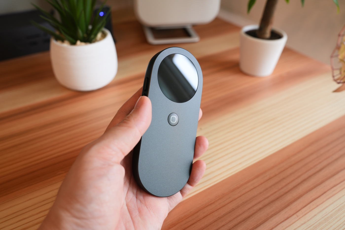 すっぽりと片手に収まるINAIR Pod