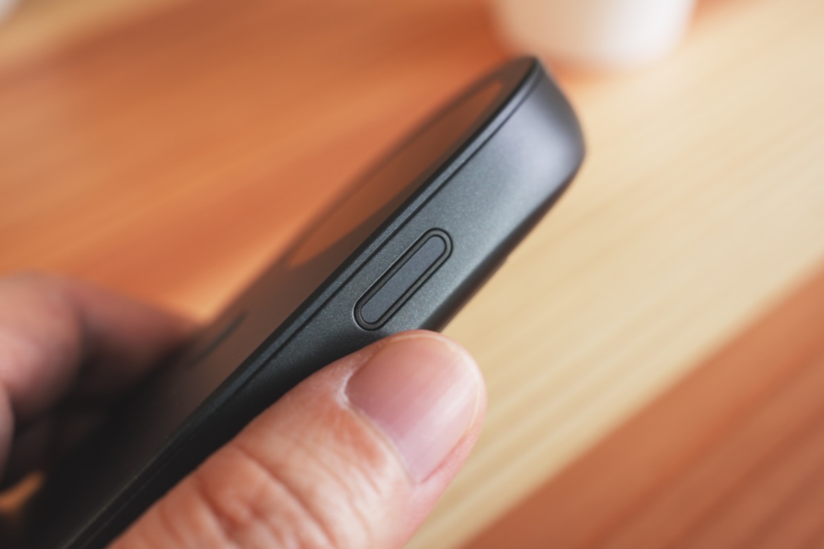 INAIR Podの電源ボタンに親指を添える様子