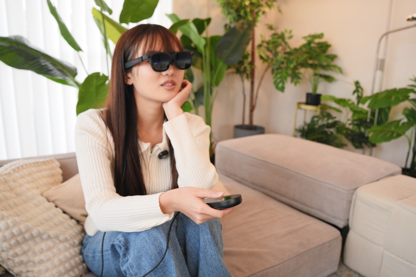 INAIR Podでコンテンツを楽しむ女性