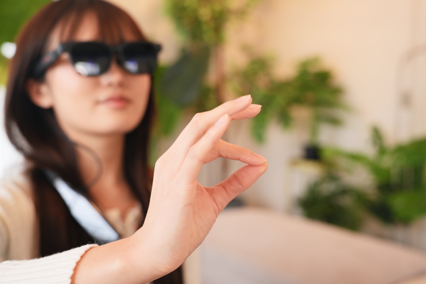 VITURE Pro ネックバンドをハンドジェスチャで操作する女性