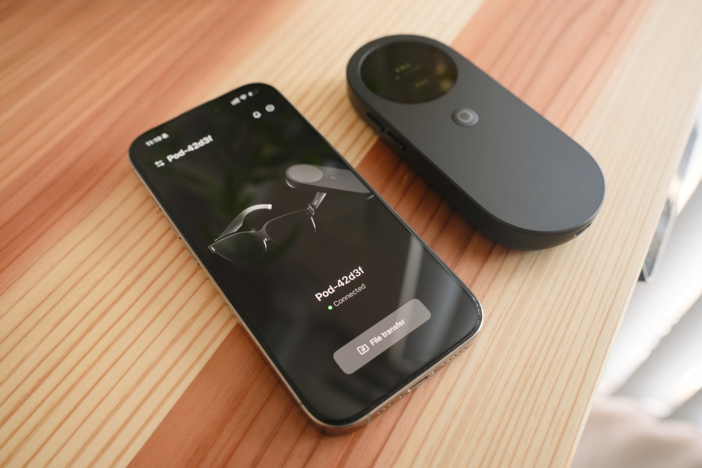 iPhoneに表示された「INAIR App」と、横に置いたINAIR Pod