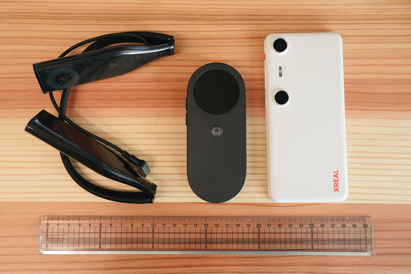デスクの上に並んだINAIR Pod、XREAL Beam Pro、VITURE Pro ネックバンド