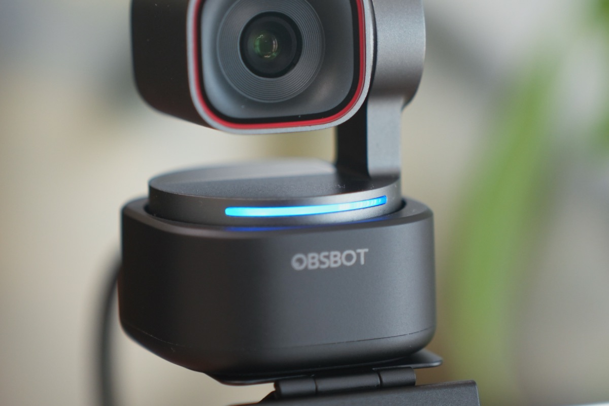 青色に点灯するOBSBOT TINY 3のLEDライト