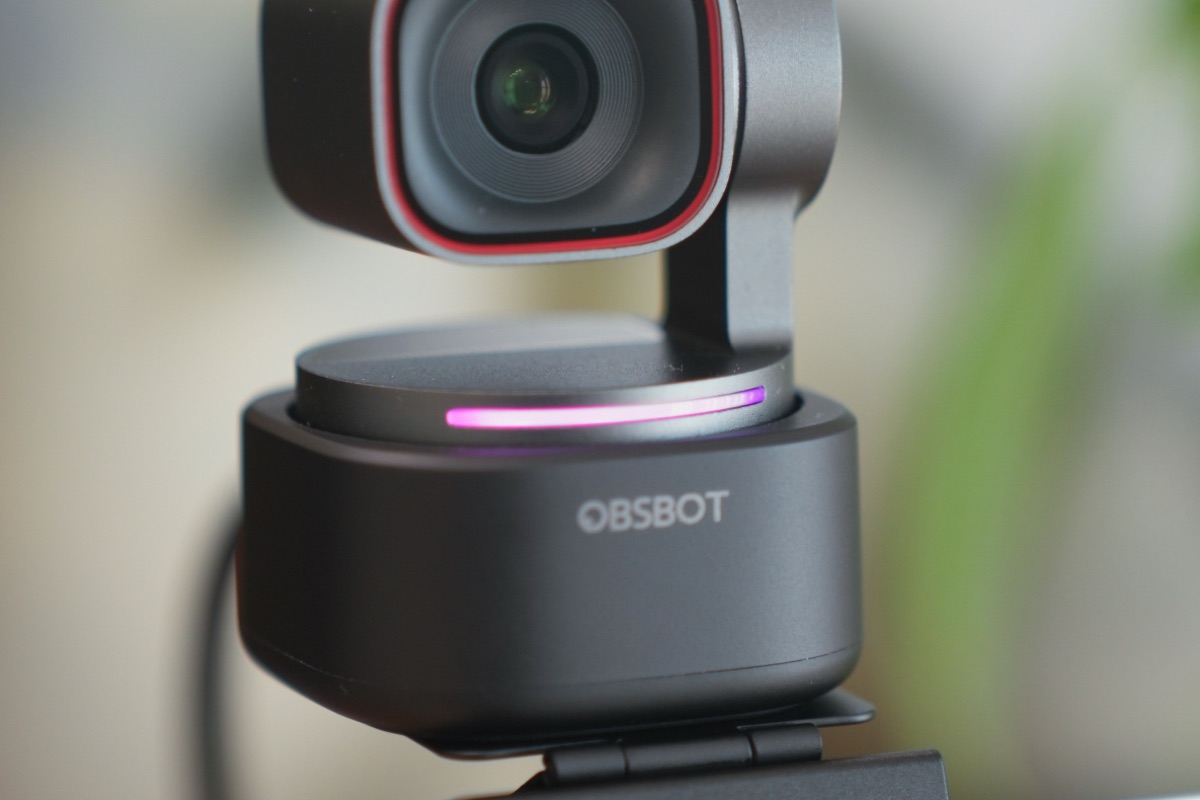 紫色に点灯するOBSBOT TINY 3のLEDライト