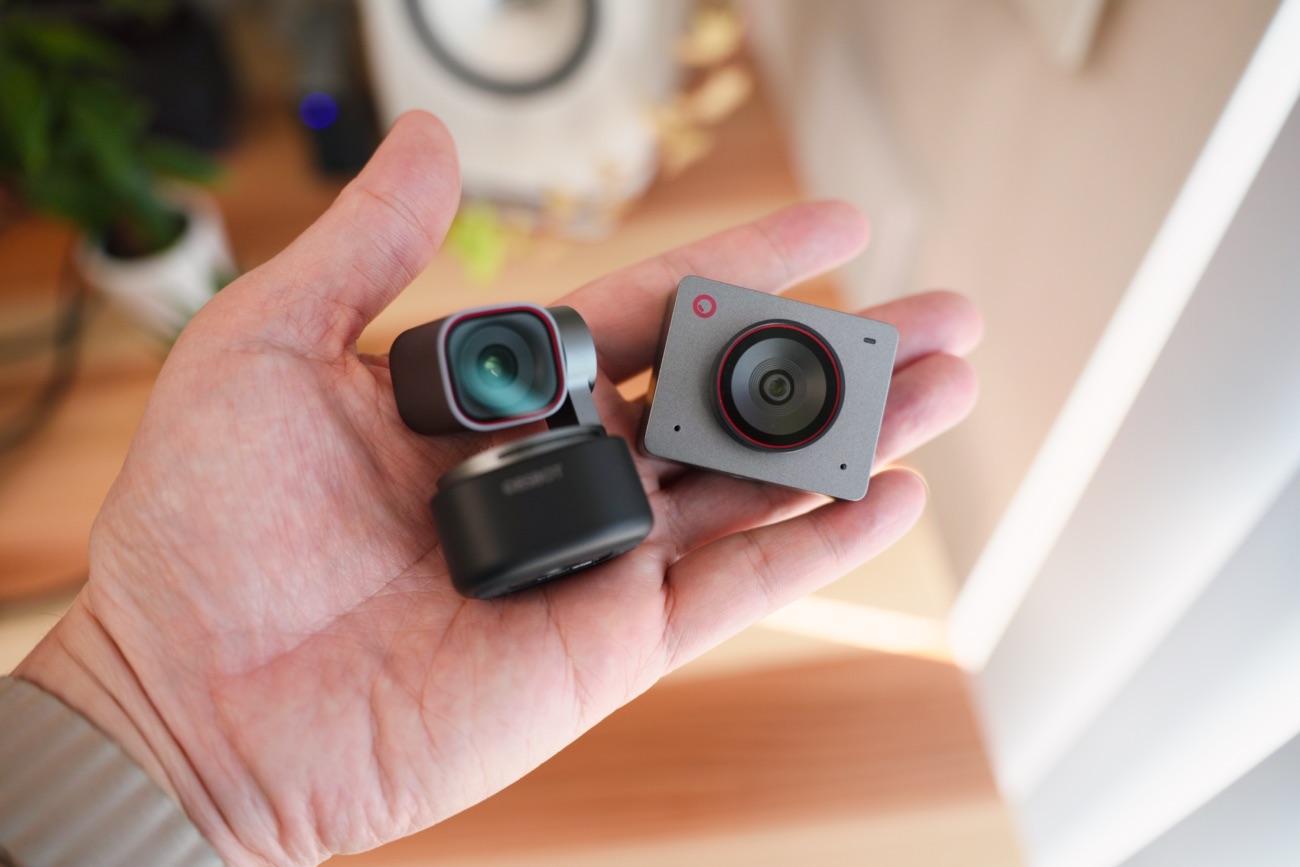 手のひらに乗ったOBSBOT TINY 3とMEET 2