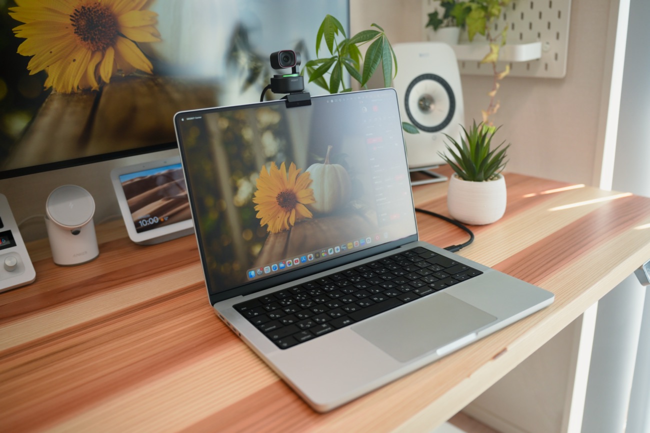 MacBookのモニター上に設置したOBSBOT TINY 3