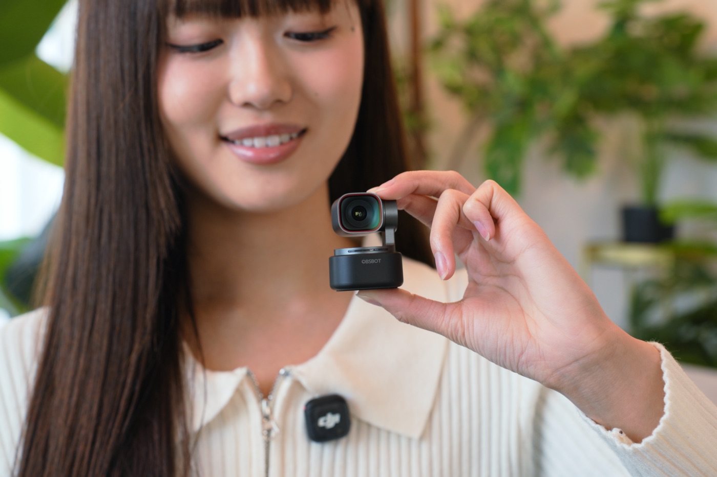 指で摘めるサイズのOBSBOT TINY 3