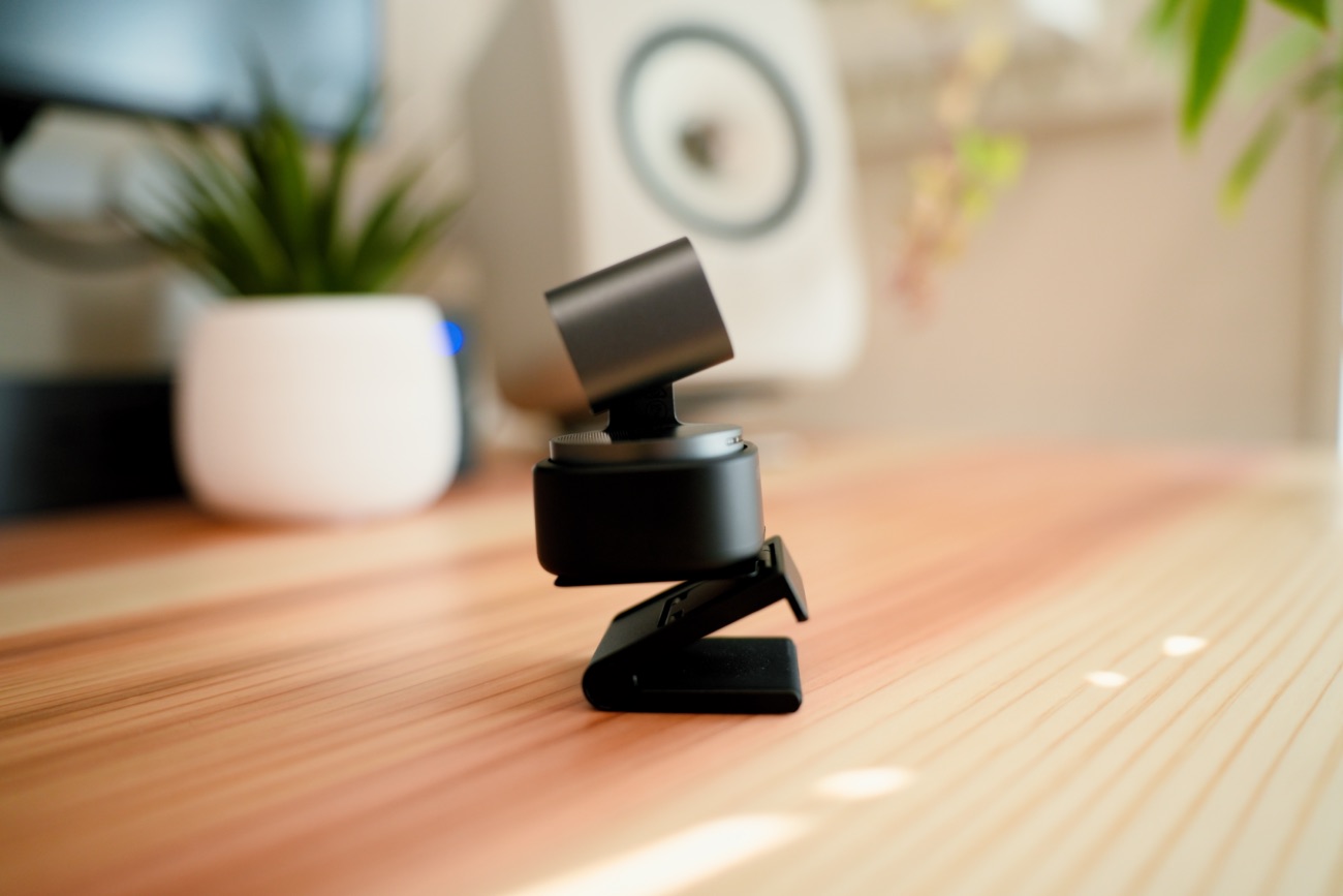 マウントに磁気吸着したOBSBOT TINY 3