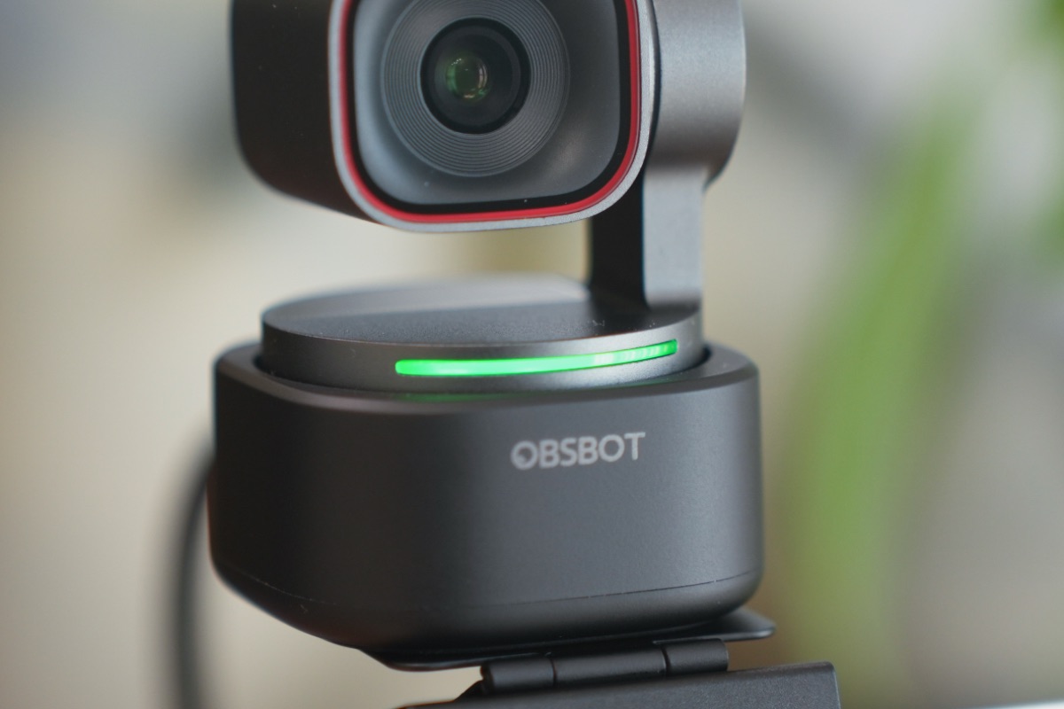 緑色に点灯するOBSBOT TINY 3のLEDライト