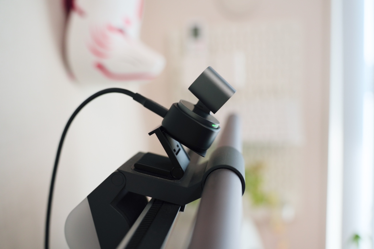 ScreenBar Haloの上にマウントし、下を向くOBSBOT TINY 3