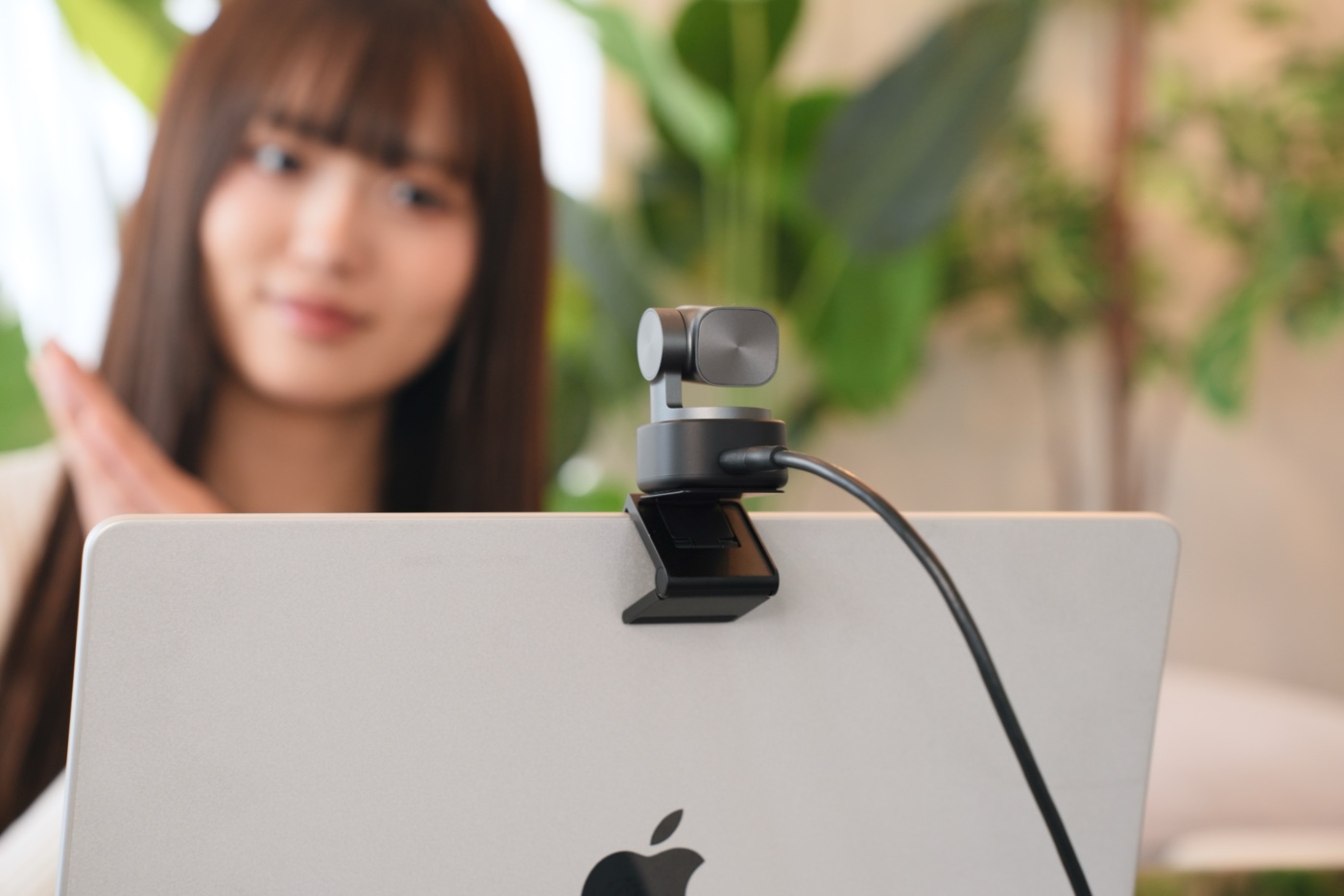 MacBookに正しくマウントされたOBSBOT TINY 3